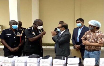 #AmritMahotsav High Commissioner handed over to Ghana Police Chief UV goggles for traffic police donated by Dr Agarwal’s Clinic, premier Indian health facility in Accra; discussed police training assistance from India